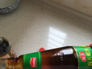 6、香煎鸡翅中,加入适量蚝油