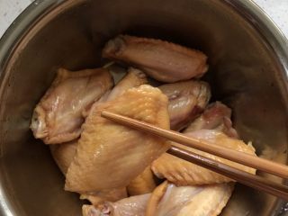 7、香煎鸡翅中,搅拌,至鸡翅成酱油色