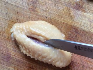 8、香煎鸡翅中,用小刀,将鸡翅中间穿透,便于入味