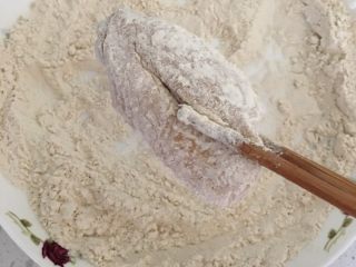 9、香煎鸡翅中,准备就绪,将鸡翅放入面粉中,翻滚,均匀