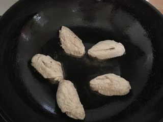 11、香煎鸡翅中,最后,将鸡翅放入锅中,翻煎。完美