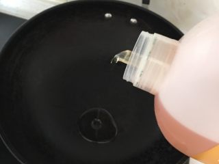 10、香煎鸡翅中,将锅加热,放入少许油,