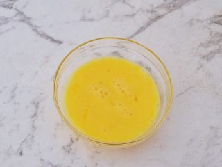 3、青椒火腿肠炒鸡蛋,鸡蛋打散备用