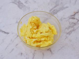 7、青椒火腿肠炒鸡蛋,盛出备用