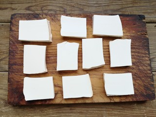 2、铁板豆腐,豆腐切成厚片。