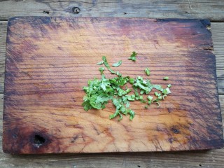 4、铁板豆腐,香菜切末。