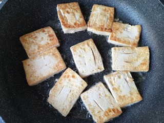 10、铁板豆腐,中小火煎至豆腐两面微黄。