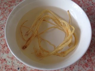 2、党参虫草乌鸡汤,党参洗净后用清水泡一会儿