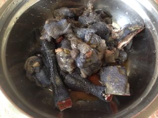 6、党参虫草乌鸡汤,切好的鸡块用盐和黄酒抓匀腌一会儿