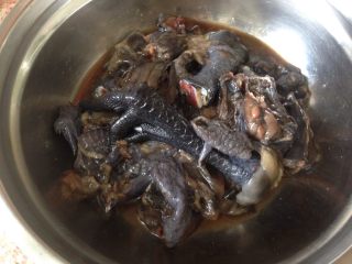 7、党参虫草乌鸡汤,捞出腌好的鸡块