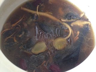 15、党参虫草乌鸡汤,按个人适合的咸淡加适量盐，整个空气里都飘荡着香浓的鸡汤味