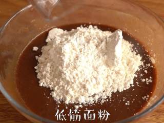 4、养颜补血【红枣马芬蛋糕球】,加入低筋面粉
