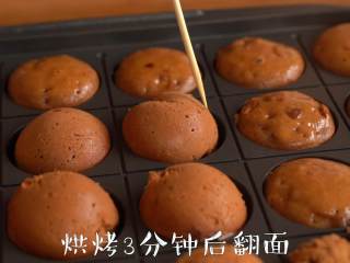 8、养颜补血【红枣马芬蛋糕球】,烘烤3分钟后翻面