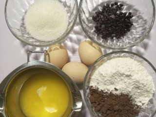 1、巧克力豆甜甜圈蛋糕,1.准备好所有食材，称好重量，烤箱上下火170度预热着，黄油隔热水融化，工具什么都准备好，因为做蛋糕时不要浪费时间，避免消泡。可以用厨房纸沾