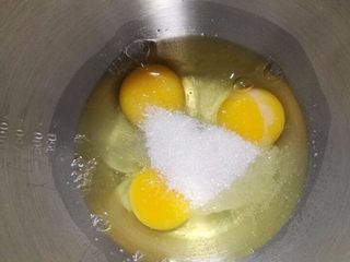 3、巧克力豆甜甜圈蛋糕,3.鸡蛋中加入全部白糖。