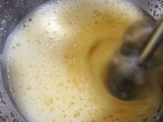 4、巧克力豆甜甜圈蛋糕,4.用打蛋器将全蛋打发，要有耐心，可以做温水打，以为蛋液40多度时最容易打发。