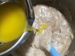 8、巧克力豆甜甜圈蛋糕,8.往搅拌好的蛋糕糊里倒入融化的黄油。