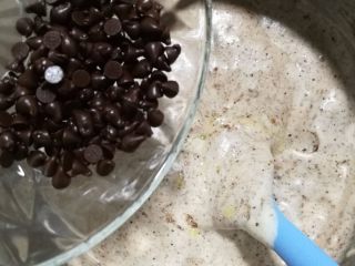 9、巧克力豆甜甜圈蛋糕,加入烘焙巧克力豆。