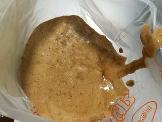 11、巧克力豆甜甜圈蛋糕,11.混合好的蛋液装入裱花袋中。