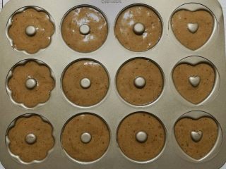 13、巧克力豆甜甜圈蛋糕,面糊均匀的挤入模具中，九分满，轻震模具震出大气泡。