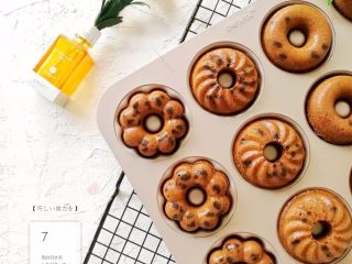 15、巧克力豆甜甜圈蛋糕,15.烤好后直接脱模晾凉即可。