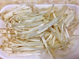 3、莧菜金針菇,金針菇去尾部後切段備用