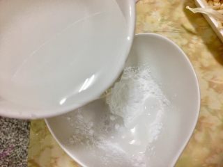 5、莧菜金針菇,加入30ml的水和太白粉拌勻備用