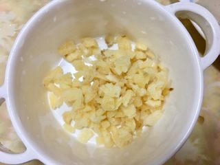 6、莧菜金針菇,蒜頭切碎備用