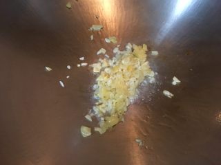 8、莧菜金針菇,將蒜碎入鍋內爆香