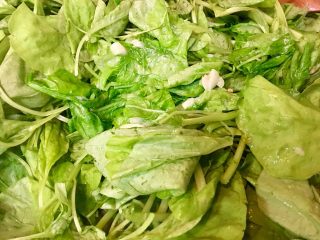 9、莧菜金針菇,將步驟2的莧菜段放入鍋內轉大火翻炒