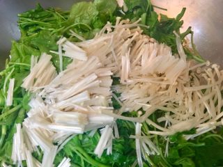 11、莧菜金針菇,再放入步驟3的金針菇段拌炒