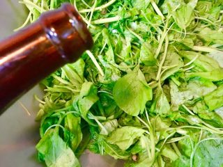 10、莧菜金針菇,加入米酒5ml