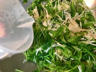 12、莧菜金針菇,加入150ml的水燉煮