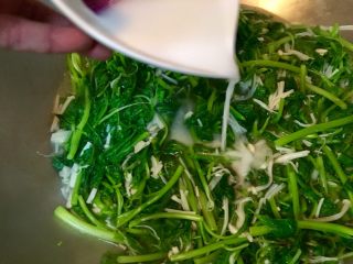 13、莧菜金針菇,將步驟5的太白粉水緩緩倒入