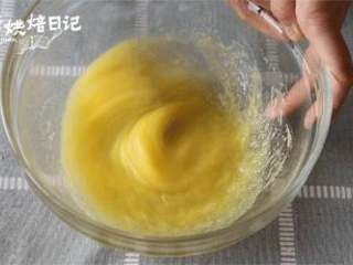 2、今年元宵节换种吃法，一锅萌萌的小猪祝您团团圆圆,1、先制作奶黄馅。鸡蛋加白糖用手动打蛋器打均匀。