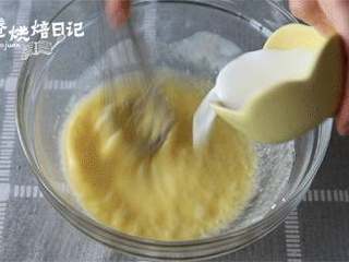 4、今年元宵节换种吃法，一锅萌萌的小猪祝您团团圆圆,2、打匀后加入牛奶和淡奶油搅拌均匀。