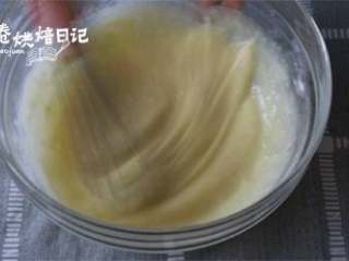 6、今年元宵节换种吃法，一锅萌萌的小猪祝您团团圆圆,3、筛入面粉，澄粉，奶粉，搅拌均匀。