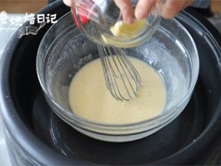 7、今年元宵节换种吃法，一锅萌萌的小猪祝您团团圆圆,4、隔热水，加入黄油，搅拌均匀。