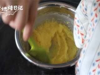 10、今年元宵节换种吃法，一锅萌萌的小猪祝您团团圆圆,6、直到搅拌至成形。打蛋盆离开锅。