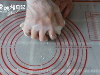 15、今年元宵节换种吃法，一锅萌萌的小猪祝您团团圆圆,9、将叮熟的糯米粉放入剩余的糯米粉中，用手揉成团。