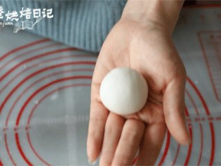 18、今年元宵节换种吃法，一锅萌萌的小猪祝您团团圆圆,12、放掌心包起搓圆。将所有包好的汤圆放在保鲜膜上。