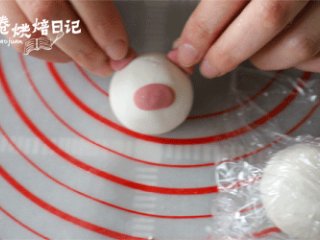 20、今年元宵节换种吃法，一锅萌萌的小猪祝您团团圆圆,13、取少量红色面团，做成猪的鼻子和耳朵，用黑芝麻做成猪的眼睛。