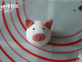 21、今年元宵节换种吃法，一锅萌萌的小猪祝您团团圆圆,13、取少量红色面团，做成猪的鼻子和耳朵，用黑芝麻做成猪的眼睛。