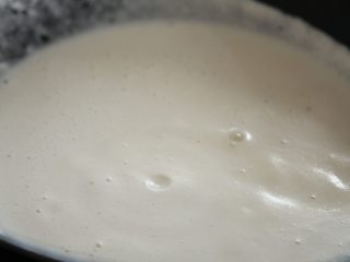 6、滋养补气、高钙润肺的花生牛奶露-带带,过滤好的花生浆倒入锅中，小火慢煮10分钟