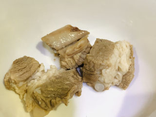 1、香菇排骨粥,排骨沸水捞完备用；