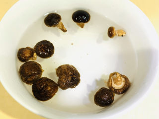 4、香菇排骨粥,将干香菇用水泡开；