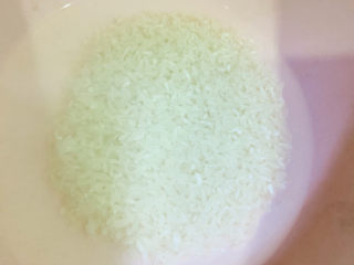 5、香菇排骨粥,大米用水洗净；