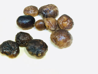 8、香菇排骨粥,将泡开的香菇捞出；