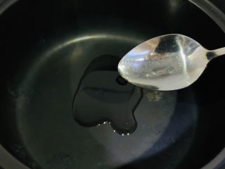 9、香菇排骨粥,锅里放油；