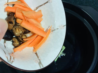 11、香菇排骨粥,待葱白炒香时，加入胡萝卜和香菇